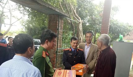 Ấm lòng người dân vùng lũ An Phú